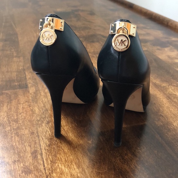 Michael Kors Hamilton Peep Pump Black Leather - Picture 4 of 10